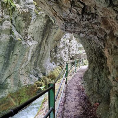 Wanderweg unter einem Gestein