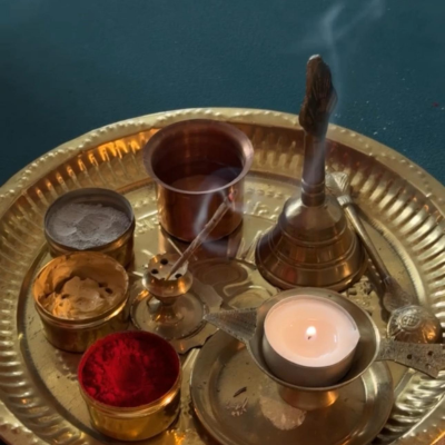 Rituelle Objekte auf einer goldfarbenen Schale.