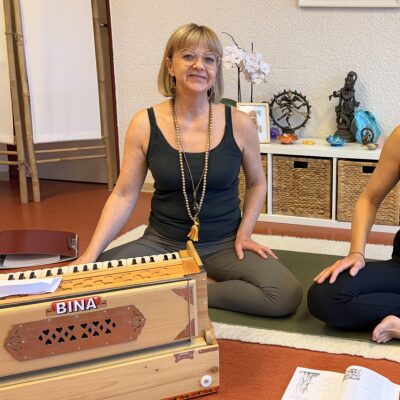 Erika Stalder _ ganzheitlicher yoga (2) Frau steht an einem Baum und schaut lächelnd in die Ferne