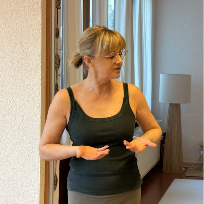 Erika Stalder _ ganzheitlicher yoga (9) Strahlende Frau im Sonnenlicht