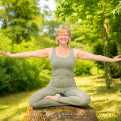 Frau in Virabhadrasana